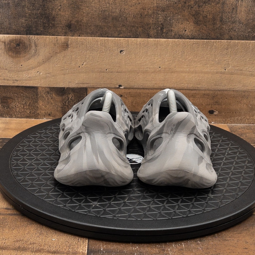 YEEZY FOAM RNNR MX GRANITE MENS ATHLETIC SHOES CASUAL GRAY WHITE ADIDAS SIZE 7 - Picture 7 of 9